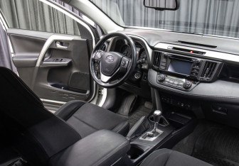 Подержанный автомобиль Toyota RAV4 2016 года (11 фото)