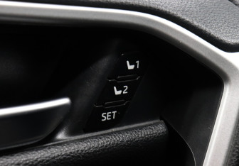 Подержанный автомобиль Toyota RAV4 2020 года (13 фото)