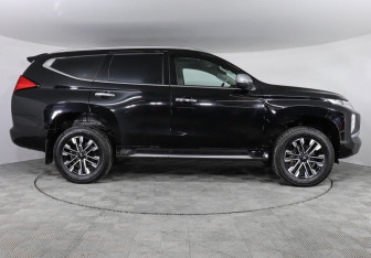 Подержанный автомобиль Mitsubishi Montero Sport 2023 года (4 фото)