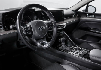 Подержанный автомобиль Kia K5 2021 года (14 фото)