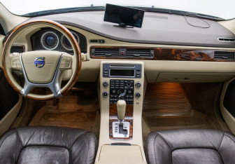 Подержанный автомобиль Volvo XC70 2010 года (13 фото)
