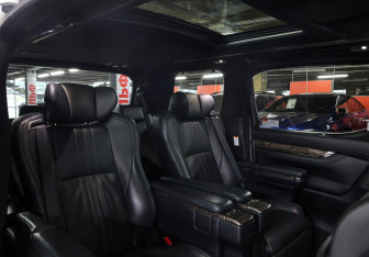 Подержанный автомобиль Toyota Alphard 2019 года (14 фото)
