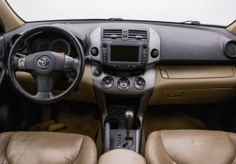 Подержанный автомобиль Toyota RAV4 2011 года (13 фото)