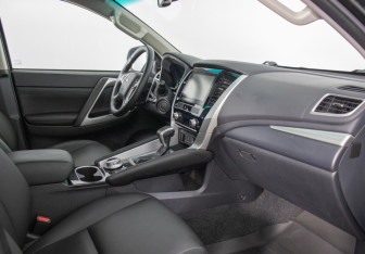 Подержанный автомобиль Mitsubishi Montero Sport 2023 года (9 фото)