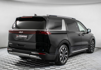 Подержанный автомобиль Kia Carnival 2022 года (5 фото)