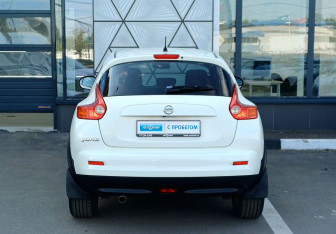 Подержанный автомобиль Nissan Juke 2011 года (6 фото)