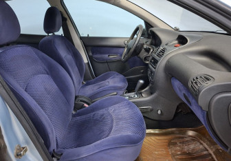 Подержанный автомобиль Peugeot 206 Hatchback 2005 года (10 фото)