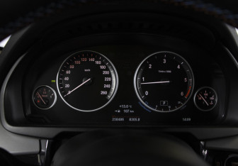 Подержанный автомобиль BMW X5 2015 года (11 фото)