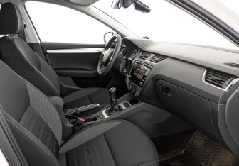Подержанный автомобиль Skoda Octavia Liftback 2019 года (12 фото)