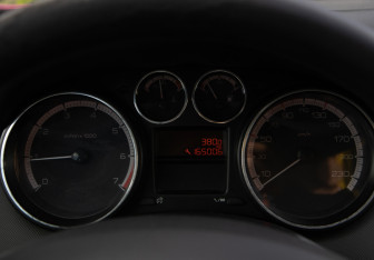 Подержанный автомобиль Peugeot 308 Hatchback 2010 года (9 фото)
