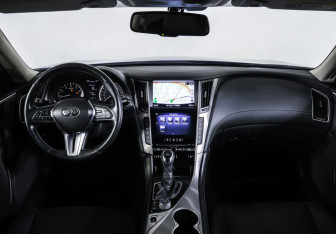 Подержанный автомобиль Infiniti Q50 2018 года (14 фото)
