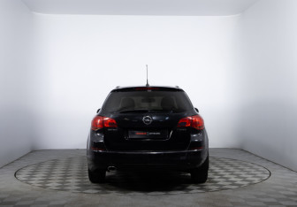 Подержанный автомобиль Opel Astra Wagon 2012 года (6 фото)