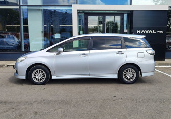 Подержанный автомобиль Toyota Wish Minivan 2015 года (8 фото)