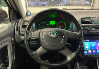 Подержанный автомобиль Skoda Fabia Hatchback 2012 года (14 фото)