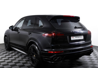 Подержанный автомобиль Porsche Cayenne 2015 года (7 фото)