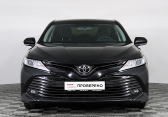 Подержанный автомобиль Toyota Camry Sedan 2019 года (2 фото)