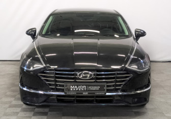 Подержанный автомобиль Hyundai Sonata 2022 года (2 фото)