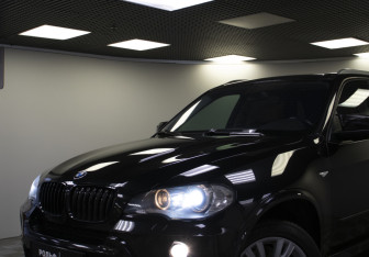 Подержанный автомобиль BMW X5 2009 года (25 фото)