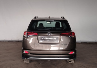 Подержанный автомобиль Toyota RAV4 2017 года (5 фото)