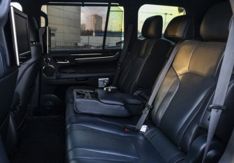 Подержанный автомобиль Lexus LX 2016 года (14 фото)