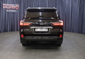 Подержанный автомобиль Lexus LX 2021 года (6 фото)