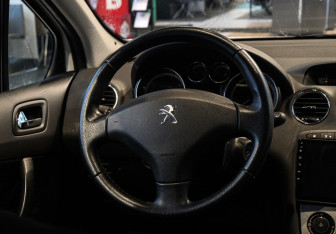 Подержанный автомобиль Peugeot 408 2014 года (11 фото)