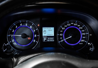 Подержанный автомобиль Infiniti QX70 2013 года (10 фото)