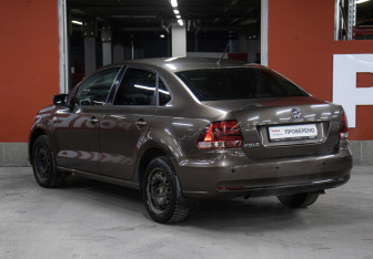 Подержанный автомобиль Volkswagen Polo Sedan 2015 года (7 фото)