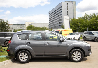 Подержанный автомобиль Citroen C-Crosser 2011 года (3 фото)