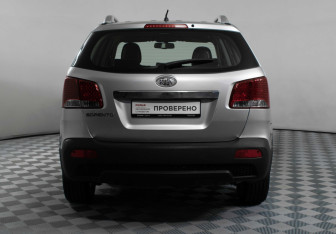 Подержанный автомобиль Kia Sorento 2011 года (6 фото)