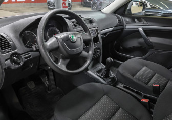 Подержанный автомобиль Skoda Octavia Liftback 2011 года (15 фото)
