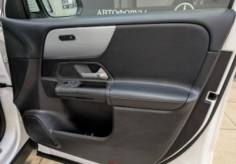 Подержанный автомобиль Mercedes-Benz GLB 2021 года (24 фото)