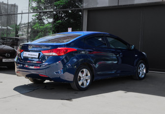 Подержанный автомобиль Hyundai Elantra Sedan 2011 года (4 фото)
