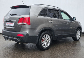 Подержанный автомобиль Kia Sorento 2010 года (5 фото)