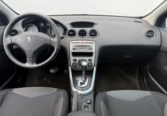Подержанный автомобиль Peugeot 308 Hatchback 2009 года (13 фото)