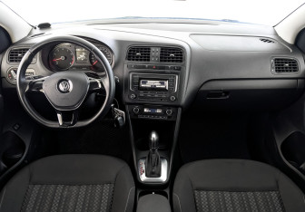 Подержанный автомобиль Volkswagen Polo Sedan 2017 года (14 фото)