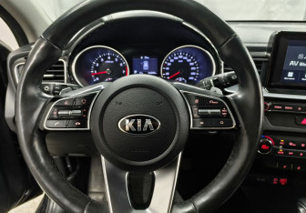 Подержанный автомобиль Kia Ceed Hatchback 2019 года (14 фото)