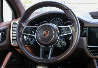 Подержанный автомобиль Porsche Cayenne 2018 года (17 фото)