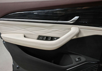 Подержанный автомобиль Geely Monjaro 2023 года (16 фото)