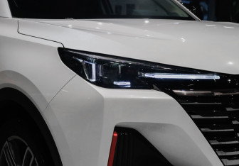 Подержанный автомобиль Changan UNI-S 2024 года (25 фото)