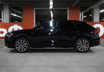 Подержанный автомобиль Audi Q8 2020 года (8 фото)