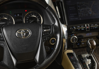 Подержанный автомобиль Toyota Alphard 2021 года (18 фото)