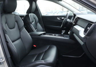 Подержанный автомобиль Volvo XC60 2019 года (14 фото)