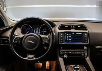 Подержанный автомобиль Jaguar F-Pace 2016 года (9 фото)