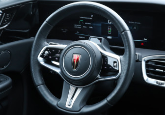 Подержанный автомобиль Hongqi E-HS9 2021 года (18 фото)