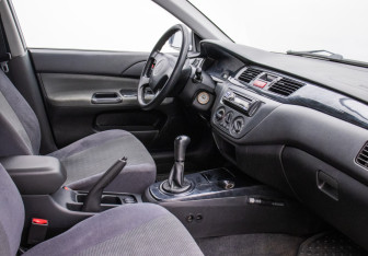 Подержанный автомобиль Mitsubishi Lancer Sedan 2004 года (9 фото)