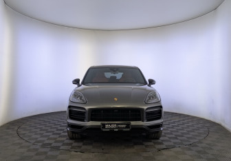 Подержанный автомобиль Porsche Cayenne 2019 года (2 фото)