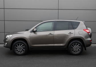 Подержанный автомобиль Toyota RAV4 2012 года (8 фото)