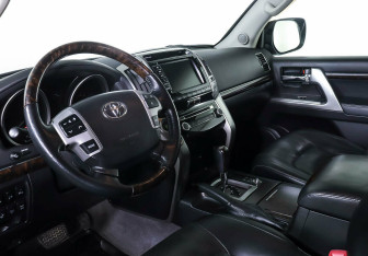 Подержанный автомобиль Toyota Land Cruiser Suv 2014 года (11 фото)