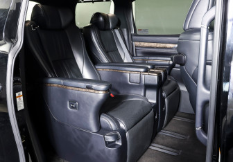 Подержанный автомобиль Toyota Alphard 2019 года (11 фото)
